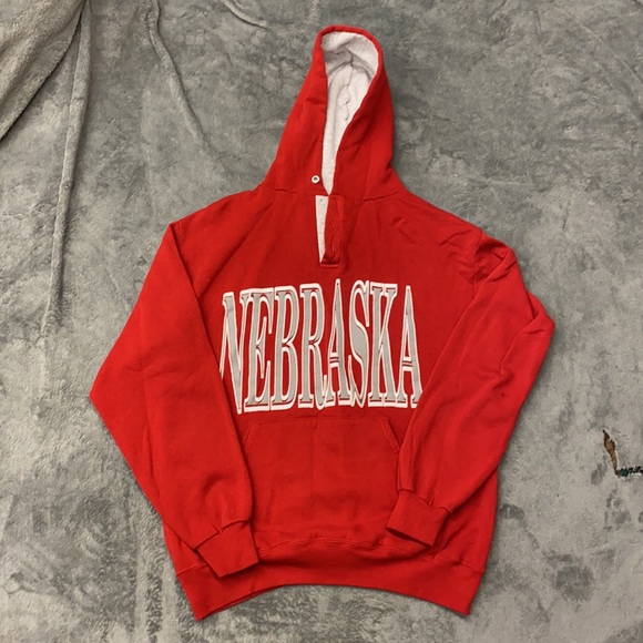 Bundle unisex of 4 Nebraska Husker tops. XB - Picture 4 of 5